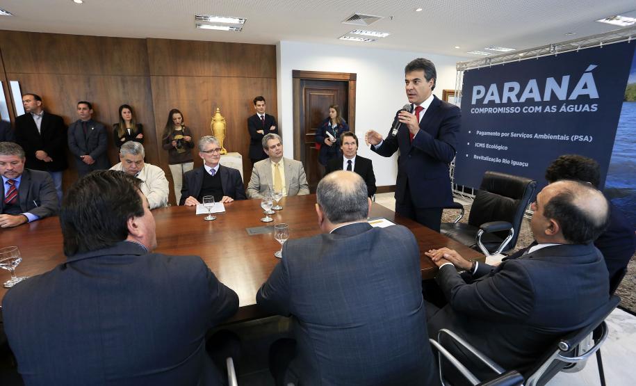O Governador Beto Richa ampliou o número de municípios beneficiadoscom recursos do ICMS Ecológico, regulamentou o Pagamento Por ServiçosAmbientais (PSA) e criou o projeto de revitalização do Rio Iguaçu