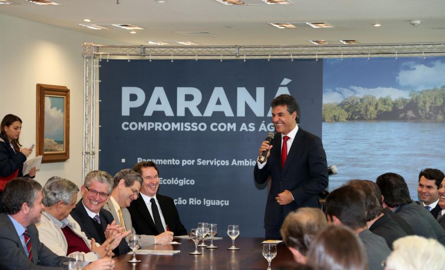 Governador Beto Richa assina decretos para melhoria da qualidade de águas em 750 mil hectares de mananciais e revitalização do Rio Iguaçu.Curitiba, 02062015.Foto: Orlando Kissner/ANPr