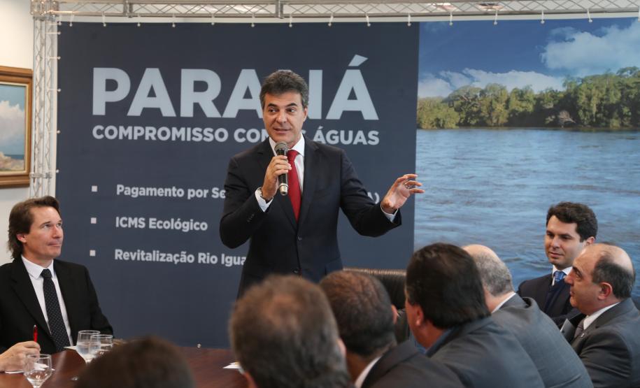 Governador Beto Richa assina decretos para melhoria da qualidade de águas em 750 mil hectares de mananciais e revitalização do Rio Iguaçu.Curitiba, 02062015.Foto: Orlando Kissner/ANPr