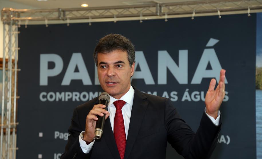 Governador Beto Richa assina decretos para melhoria da qualidade de águas em 750 mil hectares de mananciais e revitalização do Rio Iguaçu.Curitiba, 02062015.Foto: Orlando Kissner/ANPr