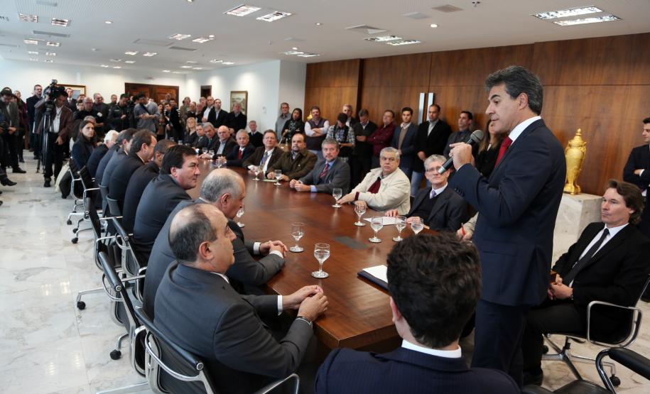 Governador Beto Richa assina decretos para melhoria da qualidade de águas em 750 mil hectares de mananciais e revitalização do Rio Iguaçu.Curitiba, 02062015.Foto: Orlando Kissner/ANPr