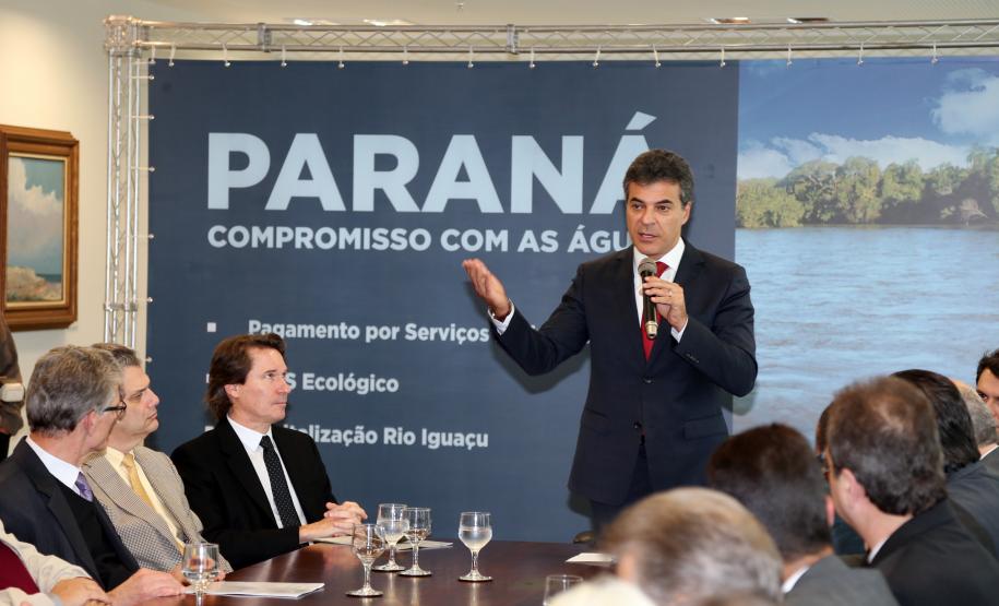 Governador Beto Richa assina decretos para melhoria da qualidade de águas em 750 mil hectares de mananciais e revitalização do Rio Iguaçu.Curitiba, 02062015.Foto: Orlando Kissner/ANPr