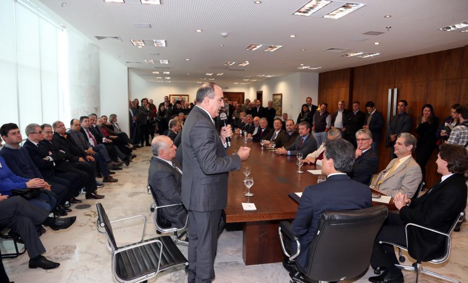 Governador Beto Richa assina decretos para melhoria da qualidade de águas em 750 mil hectares de mananciais e revitalização do Rio Iguaçu. Na foto, o presidente da Sanepar, Mounir Schaowiche.Curitiba, 02062015.Foto: Orlando Kissner/ANPr