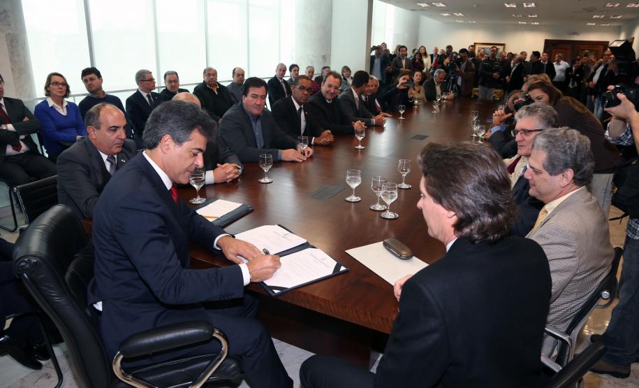 Governador Beto Richa assina decretos para melhoria da qualidade de águas em 750 mil hectares de mananciais e revitalização do Rio Iguaçu.Curitiba, 02062015.Foto: Orlando Kissner/ANPr