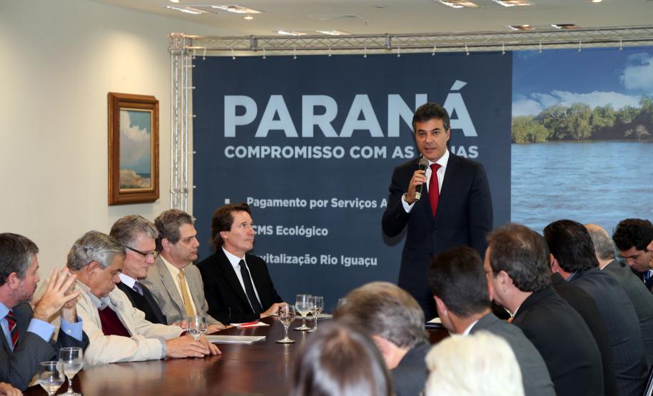 Governador Beto Richa assina decretos para melhoria da qualidade de águas em 750 mil hectares de mananciais e revitalização do Rio Iguaçu.Curitiba, 02062015.Foto: Orlando Kissner/ANPr