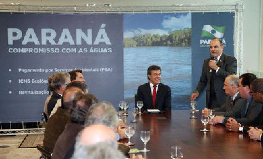 Governador Beto Richa assina decretos para melhoria da qualidade de águas em 750 mil hectares de mananciais e revitalização do Rio Iguaçu. Na foto, o presidente da Sanepar, Mounir Schaowiche.Curitiba, 02062015.Foto: Orlando Kissner/ANPr