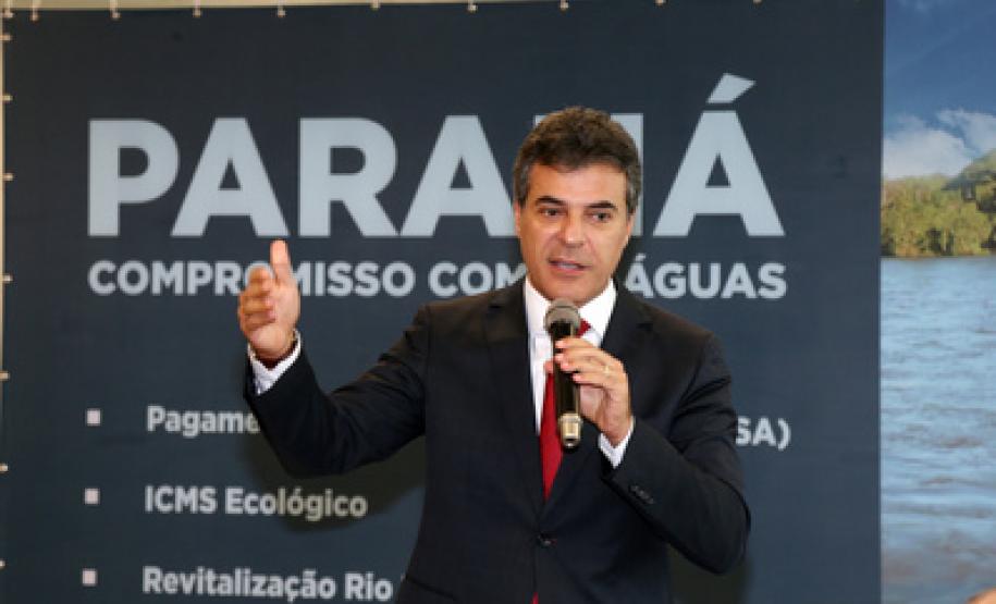 Governador Beto Richa assina decretos para melhoria da qualidade de águas em 750 mil hectares de mananciais e revitalização do Rio Iguaçu.Curitiba, 02062015.Foto: Orlando Kissner/ANPr
