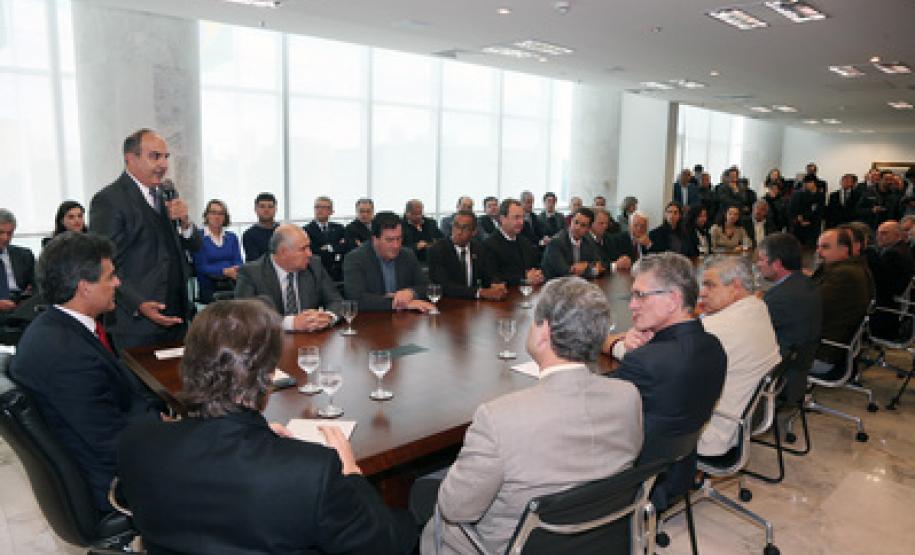 Governador Beto Richa assina decretos para melhoria da qualidade de águas em 750 mil hectares de mananciais e revitalização do Rio Iguaçu. Na foto, o presidente da Sanepar, Mounir Schaowiche.Curitiba, 02062015.Foto: Orlando Kissner/ANPr