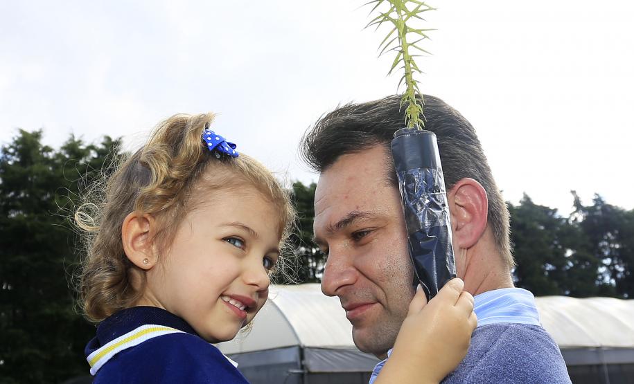 Produção de mudas nativas do IAP - O médico Rodrigo Szeliga, levou Stella, sua filha, para apanhar muda de pinheiro.Curitiba, 22-05-15.Foto: Arnaldo Alves / ANPr.