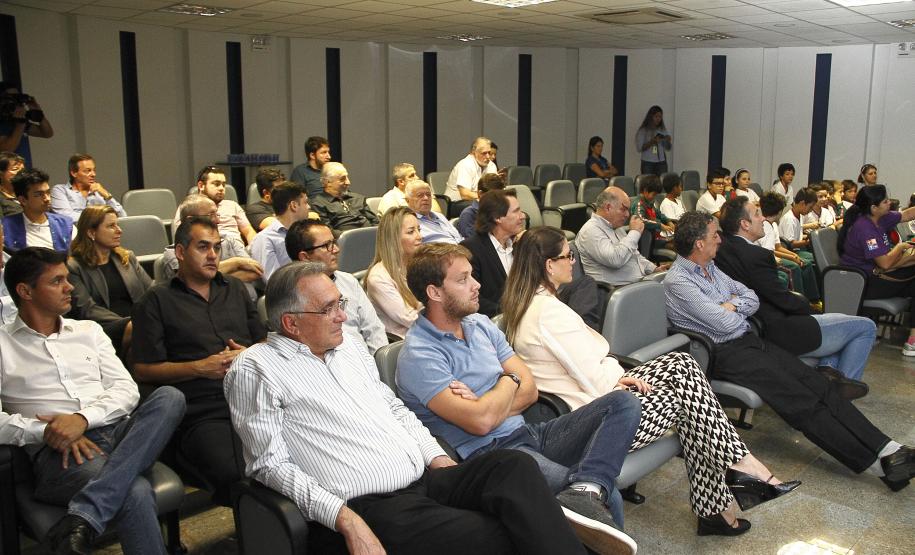 Os projetos de remodelação, expansão e aumento da produtividade no Porto de Paranaguá estão em sintonia com a preservação do meio ambiente e cumprindo as exigências dos órgãos ambientais.  As ações para o desenvolvimento sustentável da atividade portuária foram apresentadas, nesta quinta-feira (11), pela Administração dos Portos de Paranaguá e Antonina (Appa), para uma comitiva formada por autoridades na área ambiental.