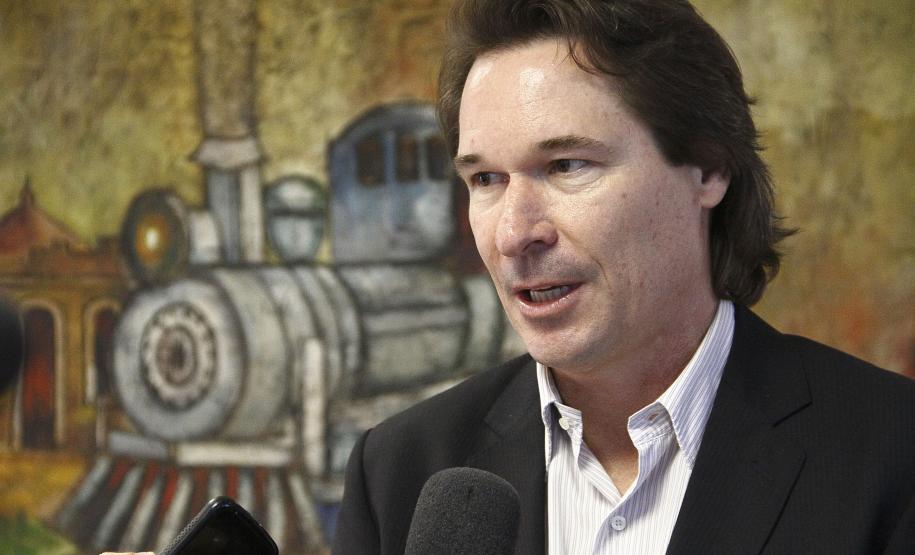 Os projetos de remodelação, expansão e aumento da produtividade no Porto de Paranaguá estão em sintonia com a preservação do meio ambiente e cumprindo as exigências dos órgãos ambientais.  As ações para o desenvolvimento sustentável da atividade portuária foram apresentadas, nesta quinta-feira (11), pela Administração dos Portos de Paranaguá e Antonina (Appa), para uma comitiva formada por autoridades na área ambiental.