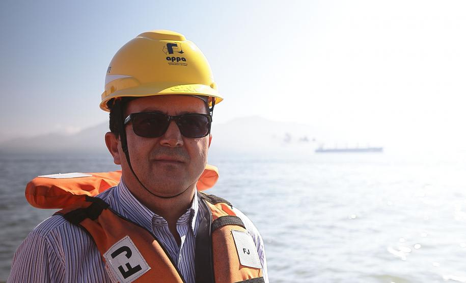 Os projetos de remodelação, expansão e aumento da produtividade no Porto de Paranaguá estão em sintonia com a preservação do meio ambiente e cumprindo as exigências dos órgãos ambientais.  As ações para o desenvolvimento sustentável da atividade portuária foram apresentadas, nesta quinta-feira (11), pela Administração dos Portos de Paranaguá e Antonina (Appa), para uma comitiva formada por autoridades na área ambiental.