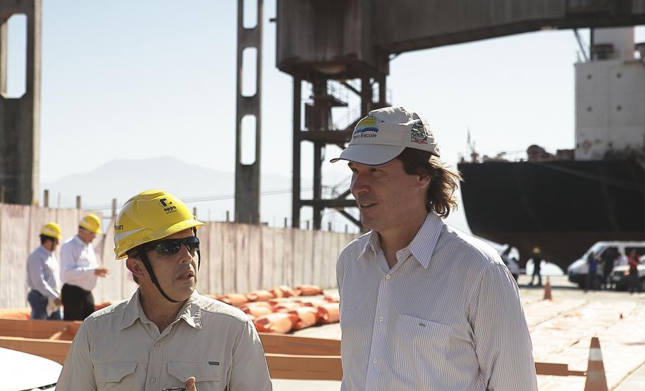 Os projetos de remodelação, expansão e aumento da produtividade no Porto de Paranaguá estão em sintonia com a preservação do meio ambiente e cumprindo as exigências dos órgãos ambientais.  As ações para o desenvolvimento sustentável da atividade portuária foram apresentadas, nesta quinta-feira (11), pela Administração dos Portos de Paranaguá e Antonina (Appa), para uma comitiva formada por autoridades na área ambiental.