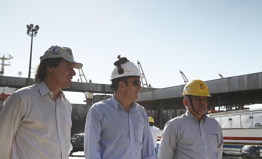 Os projetos de remodelação, expansão e aumento da produtividade no Porto de Paranaguá estão em sintonia com a preservação do meio ambiente e cumprindo as exigências dos órgãos ambientais.  As ações para o desenvolvimento sustentável da atividade portuária foram apresentadas, nesta quinta-feira (11), pela Administração dos Portos de Paranaguá e Antonina (Appa), para uma comitiva formada por autoridades na área ambiental.