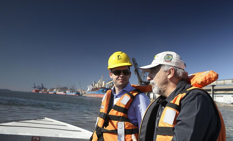 Os projetos de remodelação, expansão e aumento da produtividade no Porto de Paranaguá estão em sintonia com a preservação do meio ambiente e cumprindo as exigências dos órgãos ambientais.  As ações para o desenvolvimento sustentável da atividade portuária foram apresentadas, nesta quinta-feira (11), pela Administração dos Portos de Paranaguá e Antonina (Appa), para uma comitiva formada por autoridades na área ambiental.