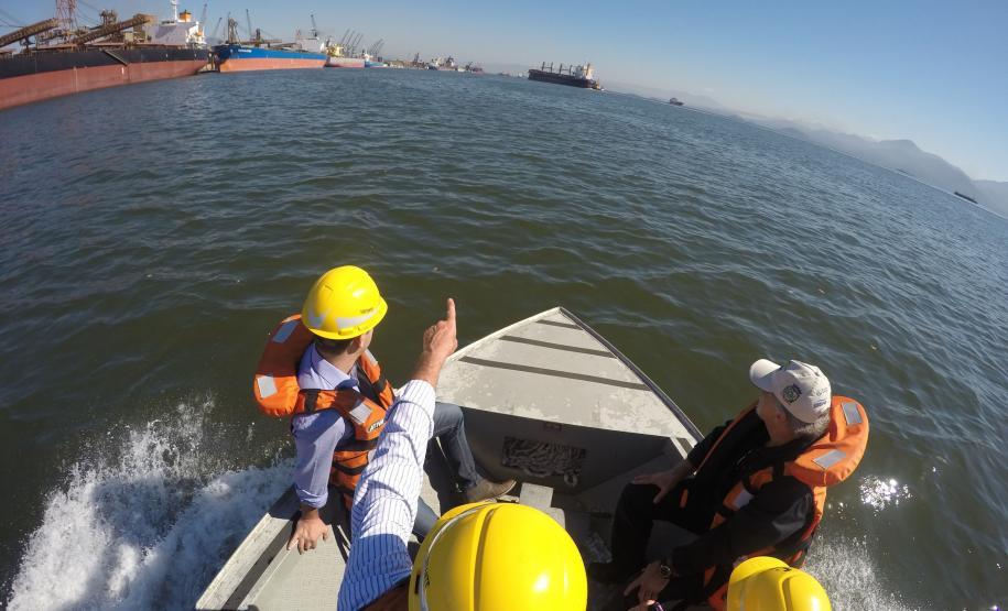 Os projetos de remodelação, expansão e aumento da produtividade no Porto de Paranaguá estão em sintonia com a preservação do meio ambiente e cumprindo as exigências dos órgãos ambientais.  As ações para o desenvolvimento sustentável da atividade portuária foram apresentadas, nesta quinta-feira (11), pela Administração dos Portos de Paranaguá e Antonina (Appa), para uma comitiva formada por autoridades na área ambiental.