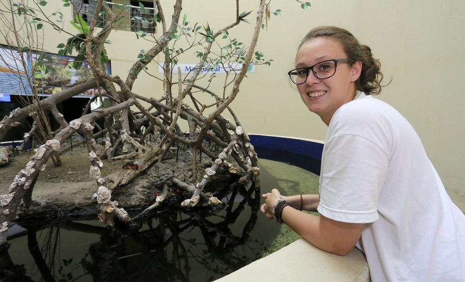 Aquario de Paranaguá. N/F: Carolina Veiga, educadora ambiental do Aquário de Paranaguá.Paranaguá, 25-02-15.Foto: Arnaldo Alves / ANPr