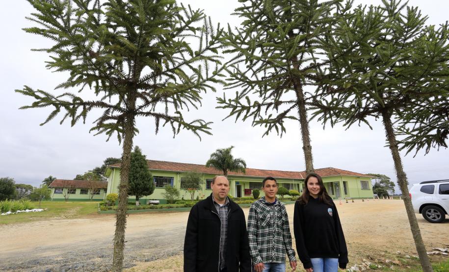 ESTRADAS COM ARAUCÁRIAS. N/F: prof. Heitor, com os alunos Diogo Claudino e Jaqueline Aparecida Portes.Lapa, 25-06-15.Foto: arnaldo Alves / ANPr.