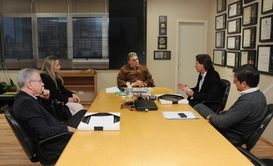 Visita do secretário de Meio Ambiente O presidente da Cohapar, Abelardo Lupion e os diretores de Projetos, Orlando Agulham Junior e Regularização Fundiária e Relações Comunitárias, Nelson Cordeiro Justus, receberam nesta terça-feira (07), o secretário de Meio Ambiente, Ricardo Soavinski.