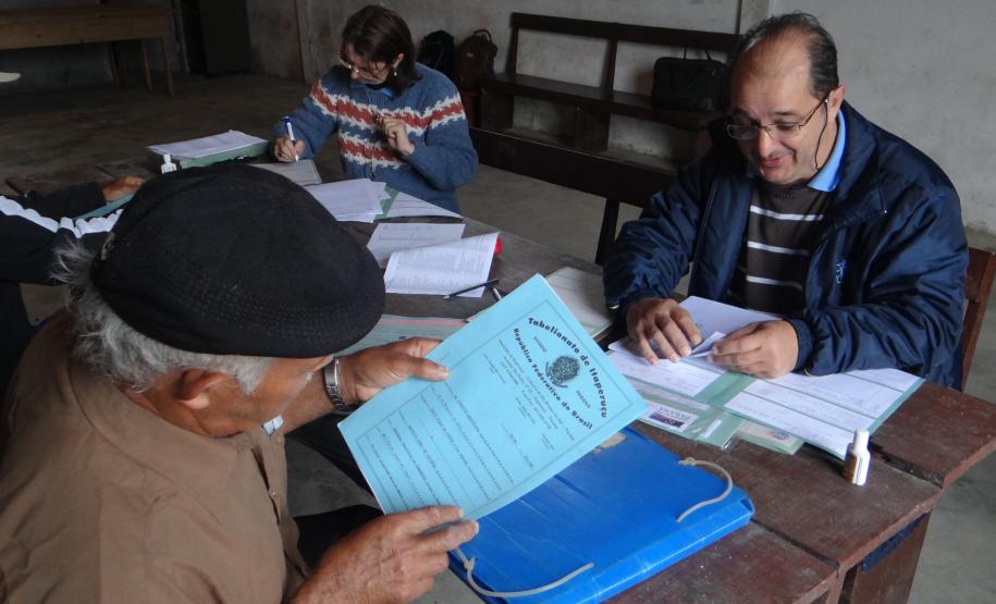 Cerca de 250 famílias de pequenos produtores rurais da localidade de Taquaral, na divisa entre os municípios de Itaperuçu e Rio Branco do Sul, serão beneficiadas com a regularização de suas propriedades.Foto: ITCG