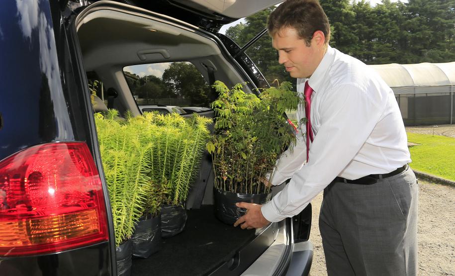 Produção de mudas nativas do IAP - N/F: o advogado Gustavo de Pauli Athaíde, apanhou mudas no IAP.Curitiba, 22-05-15.Foto: Arnaldo Alves / ANPr.