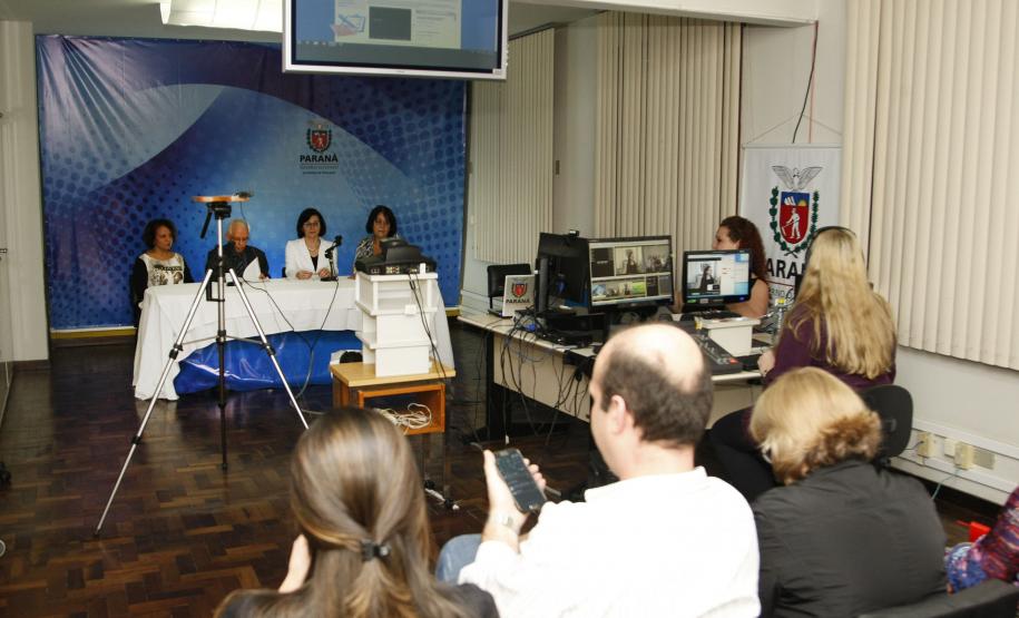 Secretaria de Estado da Educação do Paraná. Escola Interativa sobre Educação Ambiental no Território da Bacia Hidrográfica com a representante do Ministério Público de Proteção do Meio Ambiente, Vanderleia Aparaecida,   representante do Conselho de Educação, Cleto de Assis, secretrária estadual da Educação, Ana Seres Trento Comin, e a representante da Secretaria da Ciência, Tecnologia e Ensino Superior, Tania Mara Doningues. Curitiba, 03/08/2015. Foto: Hedeson Alves/SEED