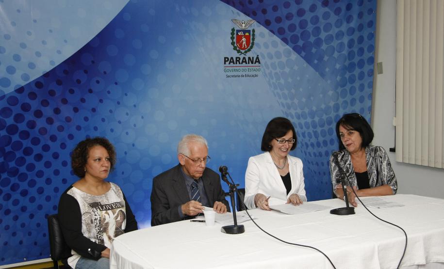 Secretaria de Estado da Educação do Paraná. Escola Interativa sobre Educação Ambiental no Território da Bacia Hidrográfica com a representante do Ministério Público de Proteção do Meio Ambiente, Vanderleia Aparaecida,   representante do Conselho de Educação, Cleto de Assis, secretrária estadual da Educação, Ana Seres Trento Comin, e a representante da Secretaria da Ciência, Tecnologia e Ensino Superior, Tania Mara Doningues. Curitiba, 03/08/2015. Foto: Hedeson Alves/SEED