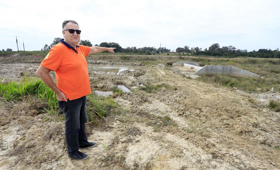 Obras do Parque Palmital, em Pinhais. N/F: Alcione Pacheco, engenheiro do Instituto das Águas, responsável pelas obras do parque.Pinhais, -05-08-15.Foto: Arnaldo Alves / ANPr.