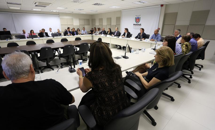 O Governo do Estado assinou, nesta terça-feira (11), um termo de cooperação técnica com o Instituto Semeia, organização não governamental que irá preparar junto com o Estado, estudos de modelos de gestão para unidades de conservação estadual. Assinaram o convênio: secretário Estadual do Meio Ambiente e Recursos Hídricos, Ricardo Soavinski e a diretora-executiva do Instituto Semeia, Ana Luisa Mancini da Riva. Curitiba, 11/08/15.Foto: Arnaldo Alves / ANPr.