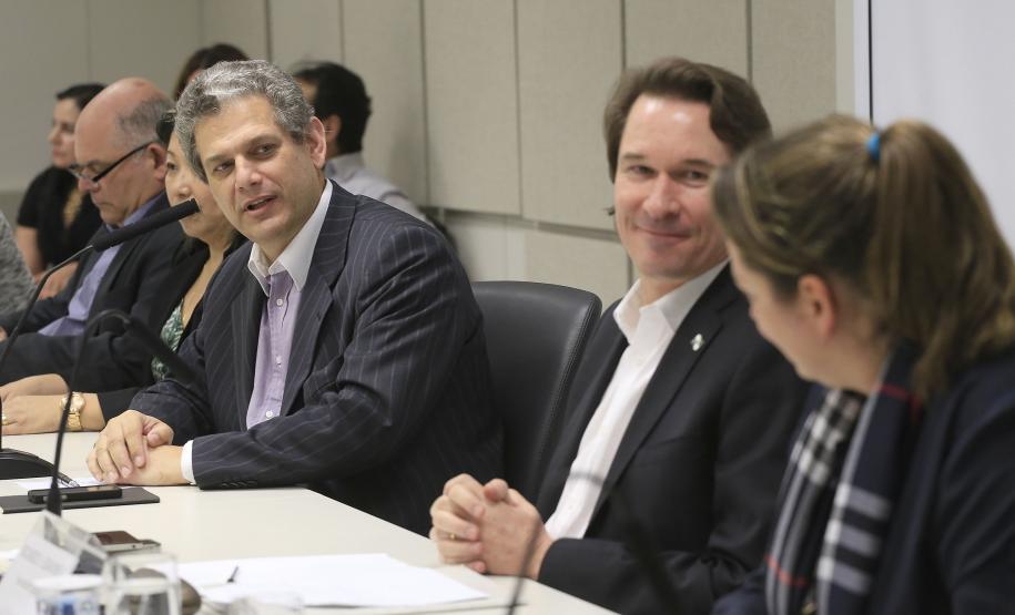 O Governo do Estado assinou, nesta terça-feira (11), um termo de cooperação técnica com o Instituto Semeia, organização não governamental que irá preparar junto com o Estado, estudos de modelos de gestão para unidades de conservação estadual. Assinaram o convênio: secretário Estadual do Meio Ambiente e Recursos Hídricos, Ricardo Soavinski e a diretora-executiva do Instituto Semeia, Ana Luisa Mancini da Riva. Curitiba, 11/08/15.Foto: Arnaldo Alves / ANPr.