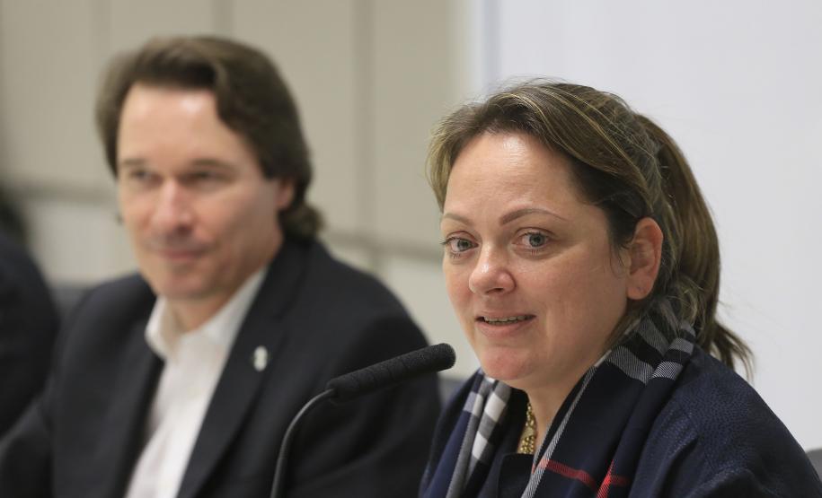 O Governo do Estado assinou, nesta terça-feira (11), um termo de cooperação técnica com o Instituto Semeia, organização não governamental que irá preparar junto com o Estado, estudos de modelos de gestão para unidades de conservação estadual. Assinaram o convênio: secretário Estadual do Meio Ambiente e Recursos Hídricos, Ricardo Soavinski e a diretora-executiva do Instituto Semeia, Ana Luisa Mancini da Riva. Curitiba, 11/08/15.Foto: Arnaldo Alves / ANPr.