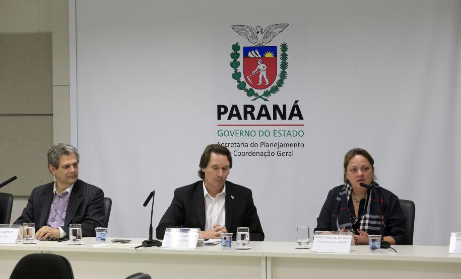 O Governo do Estado assinou, nesta terça-feira (11), um termo de cooperação técnica com o Instituto Semeia, organização não governamental que irá preparar junto com o Estado, estudos de modelos de gestão para unidades de conservação estadual. Assinaram o convênio: secretário Estadual do Meio Ambiente e Recursos Hídricos, Ricardo Soavinski e a diretora-executiva do Instituto Semeia, Ana Luisa Mancini da Riva. Curitiba, 11/08/15.Foto: Arnaldo Alves / ANPr.