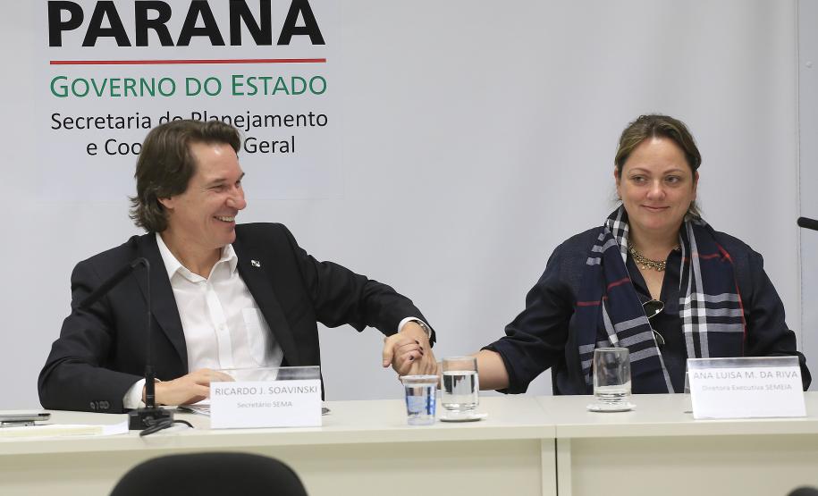 O Governo do Estado assinou, nesta terça-feira (11), um termo de cooperação técnica com o Instituto Semeia, organização não governamental que irá preparar junto com o Estado, estudos de modelos de gestão para unidades de conservação estadual. Assinaram o convênio: secretário Estadual do Meio Ambiente e Recursos Hídricos, Ricardo Soavinski e a diretora-executiva do Instituto Semeia, Ana Luisa Mancini da Riva. Curitiba, 11/08/15.Foto: Arnaldo Alves / ANPr.