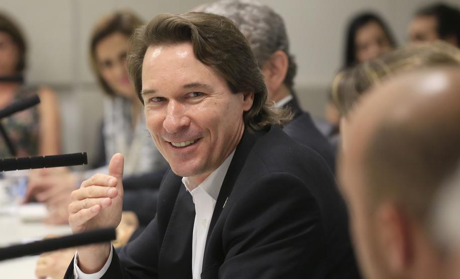 O Governo do Estado assinou, nesta terça-feira (11), um termo de cooperação técnica com o Instituto Semeia, organização não governamental que irá preparar junto com o Estado, estudos de modelos de gestão para unidades de conservação estadual. Assinaram o convênio: secretário Estadual do Meio Ambiente e Recursos Hídricos, Ricardo Soavinski e a diretora-executiva do Instituto Semeia, Ana Luisa Mancini da Riva. Curitiba, 11/08/15.Foto: Arnaldo Alves / ANPr.