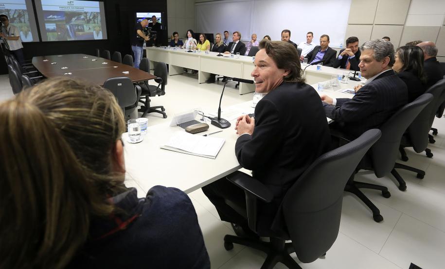 O Governo do Estado assinou, nesta terça-feira (11), um termo de cooperação técnica com o Instituto Semeia, organização não governamental que irá preparar junto com o Estado, estudos de modelos de gestão para unidades de conservação estadual. Assinaram o convênio: secretário Estadual do Meio Ambiente e Recursos Hídricos, Ricardo Soavinski e a diretora-executiva do Instituto Semeia, Ana Luisa Mancini da Riva. Curitiba, 11/08/15.Foto: Arnaldo Alves / ANPr.