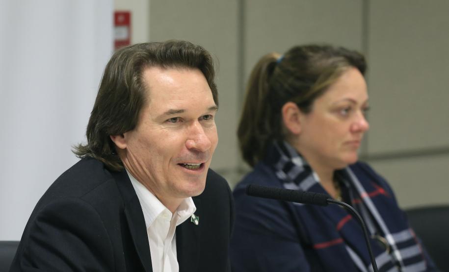 O Governo do Estado assinou, nesta terça-feira (11), um termo de cooperação técnica com o Instituto Semeia, organização não governamental que irá preparar junto com o Estado, estudos de modelos de gestão para unidades de conservação estadual. Assinaram o convênio: secretário Estadual do Meio Ambiente e Recursos Hídricos, Ricardo Soavinski e a diretora-executiva do Instituto Semeia, Ana Luisa Mancini da Riva. Curitiba, 11/08/15.Foto: Arnaldo Alves / ANPr.