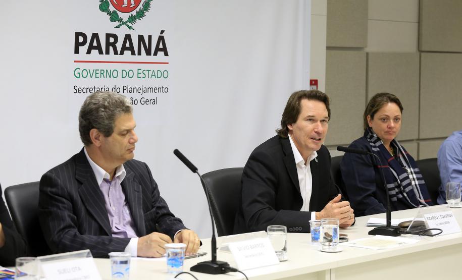 O Governo do Estado assinou, nesta terça-feira (11), um termo de cooperação técnica com o Instituto Semeia, organização não governamental que irá preparar junto com o Estado, estudos de modelos de gestão para unidades de conservação estadual. Assinaram o convênio: secretário Estadual do Meio Ambiente e Recursos Hídricos, Ricardo Soavinski e a diretora-executiva do Instituto Semeia, Ana Luisa Mancini da Riva. Curitiba, 11/08/15.Foto: Arnaldo Alves / ANPr.