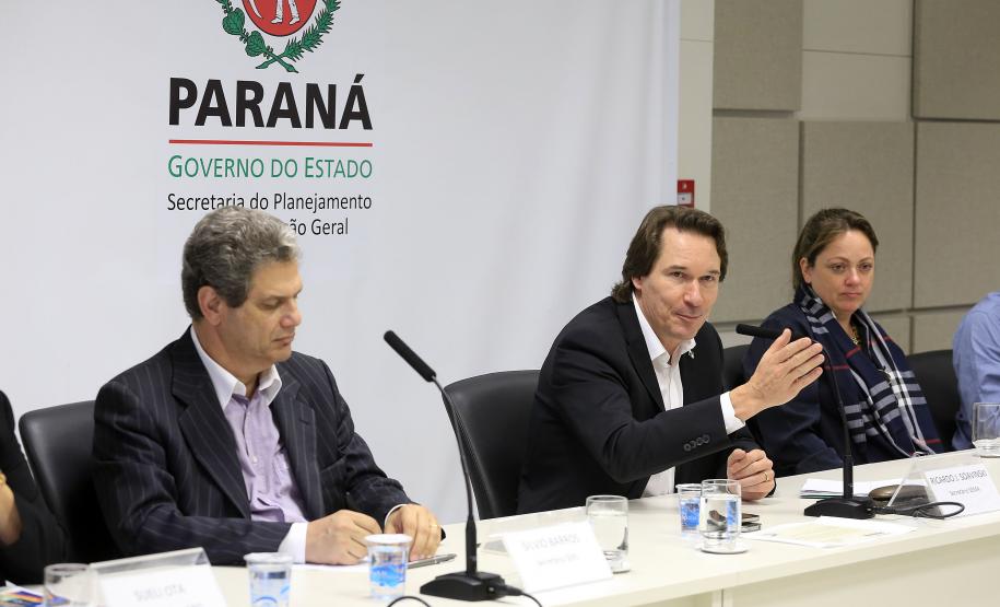 O Governo do Estado assinou, nesta terça-feira (11), um termo de cooperação técnica com o Instituto Semeia, organização não governamental que irá preparar junto com o Estado, estudos de modelos de gestão para unidades de conservação estadual. Assinaram o convênio: secretário Estadual do Meio Ambiente e Recursos Hídricos, Ricardo Soavinski e a diretora-executiva do Instituto Semeia, Ana Luisa Mancini da Riva. Curitiba, 11/08/15.Foto: Arnaldo Alves / ANPr.