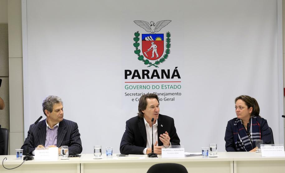 O Governo do Estado assinou, nesta terça-feira (11), um termo de cooperação técnica com o Instituto Semeia, organização não governamental que irá preparar junto com o Estado, estudos de modelos de gestão para unidades de conservação estadual. Assinaram o convênio: secretário Estadual do Meio Ambiente e Recursos Hídricos, Ricardo Soavinski e a diretora-executiva do Instituto Semeia, Ana Luisa Mancini da Riva. Curitiba, 11/08/15.Foto: Arnaldo Alves / ANPr.