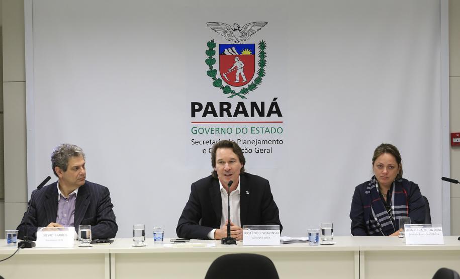 O Governo do Estado assinou, nesta terça-feira (11), um termo de cooperação técnica com o Instituto Semeia, organização não governamental que irá preparar junto com o Estado, estudos de modelos de gestão para unidades de conservação estadual. Assinaram o convênio: secretário Estadual do Meio Ambiente e Recursos Hídricos, Ricardo Soavinski e a diretora-executiva do Instituto Semeia, Ana Luisa Mancini da Riva. Curitiba, 11/08/15.Foto: Arnaldo Alves / ANPr.