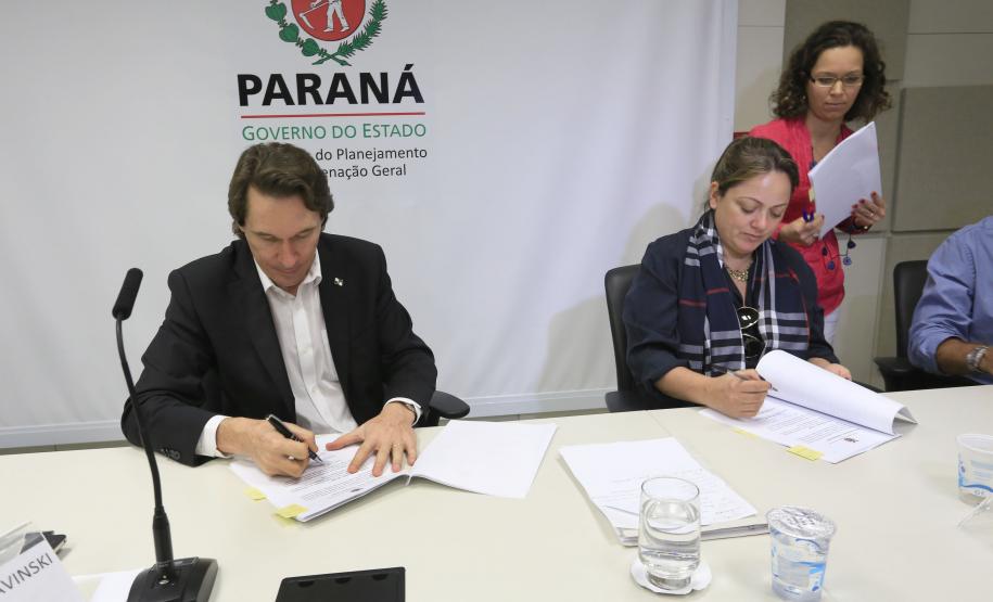 O Governo do Estado assinou, nesta terça-feira (11), um termo de cooperação técnica com o Instituto Semeia, organização não governamental que irá preparar junto com o Estado, estudos de modelos de gestão para unidades de conservação estadual. Assinaram o convênio: secretário Estadual do Meio Ambiente e Recursos Hídricos, Ricardo Soavinski e a diretora-executiva do Instituto Semeia, Ana Luisa Mancini da Riva. Curitiba, 11/08/15.Foto: Arnaldo Alves / ANPr.