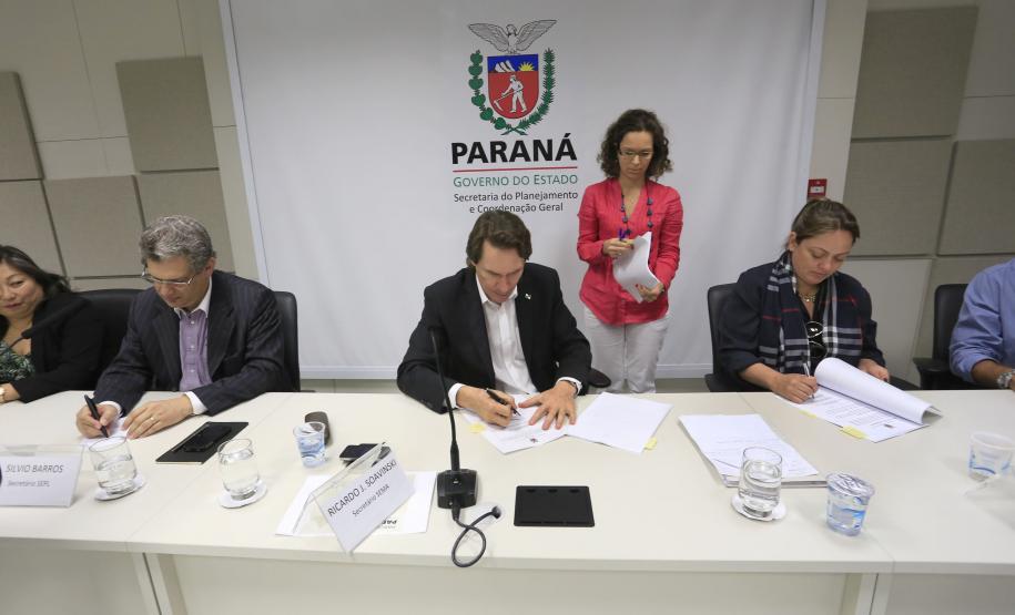 O Governo do Estado assinou, nesta terça-feira (11), um termo de cooperação técnica com o Instituto Semeia, organização não governamental que irá preparar junto com o Estado, estudos de modelos de gestão para unidades de conservação estadual. Assinaram o convênio: secretário Estadual do Meio Ambiente e Recursos Hídricos, Ricardo Soavinski e a diretora-executiva do Instituto Semeia, Ana Luisa Mancini da Riva. Curitiba, 11/08/15.Foto: Arnaldo Alves / ANPr.
