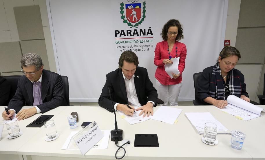 O Governo do Estado assinou, nesta terça-feira (11), um termo de cooperação técnica com o Instituto Semeia, organização não governamental que irá preparar junto com o Estado, estudos de modelos de gestão para unidades de conservação estadual. Assinaram o convênio: secretário Estadual do Meio Ambiente e Recursos Hídricos, Ricardo Soavinski e a diretora-executiva do Instituto Semeia, Ana Luisa Mancini da Riva. Curitiba, 11/08/15.Foto: Arnaldo Alves / ANPr.