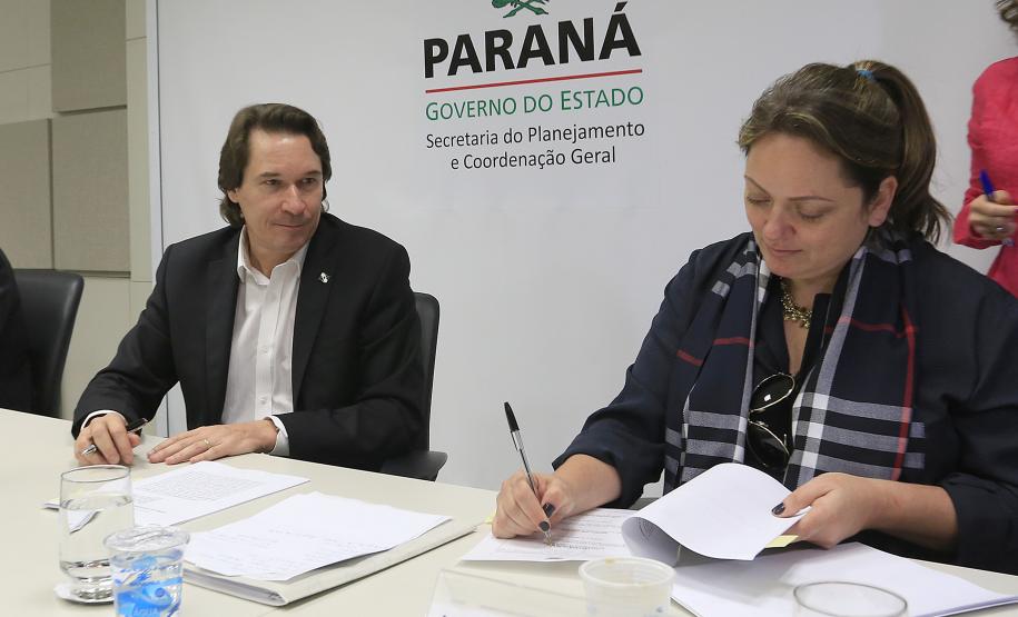O Governo do Estado assinou, nesta terça-feira (11), um termo de cooperação técnica com o Instituto Semeia, organização não governamental que irá preparar junto com o Estado, estudos de modelos de gestão para unidades de conservação estadual. Assinaram o convênio: secretário Estadual do Meio Ambiente e Recursos Hídricos, Ricardo Soavinski e a diretora-executiva do Instituto Semeia, Ana Luisa Mancini da Riva. Curitiba, 11/08/15.Foto: Arnaldo Alves / ANPr.