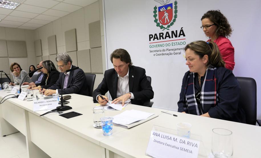 O Governo do Estado assinou, nesta terça-feira (11), um termo de cooperação técnica com o Instituto Semeia, organização não governamental que irá preparar junto com o Estado, estudos de modelos de gestão para unidades de conservação estadual. Assinaram o convênio: secretário Estadual do Meio Ambiente e Recursos Hídricos, Ricardo Soavinski e a diretora-executiva do Instituto Semeia, Ana Luisa Mancini da Riva. Curitiba, 11/08/15.Foto: Arnaldo Alves / ANPr.