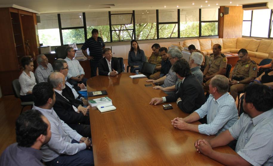 Reunião entre Governo do Estado através da Secretaria Especial para Assuntos Fundiários, Secretaria do Meio Ambiente, Instituto Nacional de Colonização e Reforma Agrária (Incra), Prefeitura de Londrina, Sociedade Rural do Paraná e representantes do MST sobre a ocupação da Fazenda Figueira. Londrina, 21/08/2015.Foto: Vivian Honorato/Prefeitura de Londrina