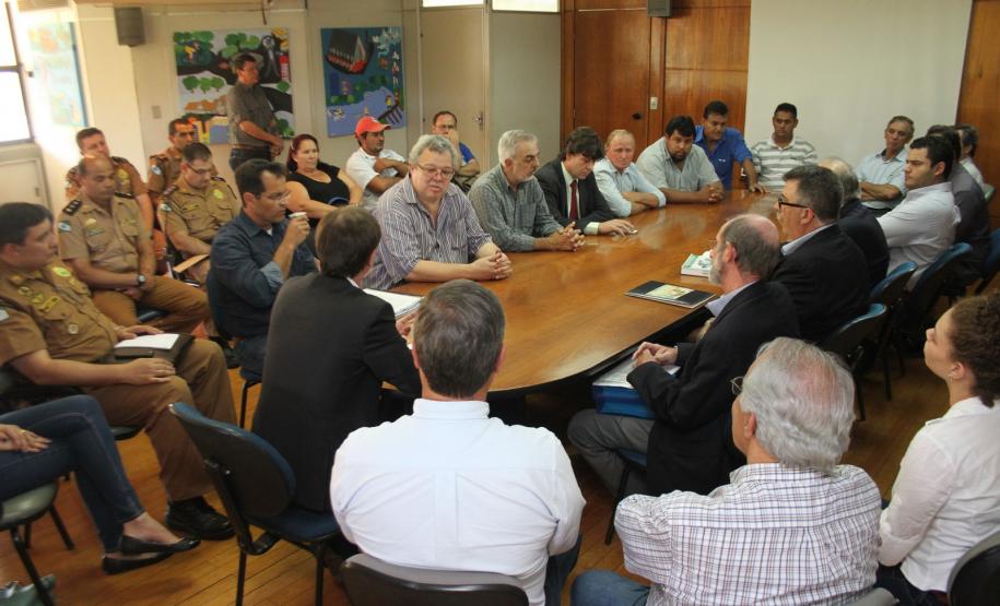 Reunião entre Governo do Estado através da Secretaria Especial para Assuntos Fundiários, Secretaria do Meio Ambiente, Instituto Nacional de Colonização e Reforma Agrária (Incra), Prefeitura de Londrina, Sociedade Rural do Paraná e representantes do MST sobre a ocupação da Fazenda Figueira. Londrina, 21/08/2015.Foto: Vivian Honorato/Prefeitura de Londrina