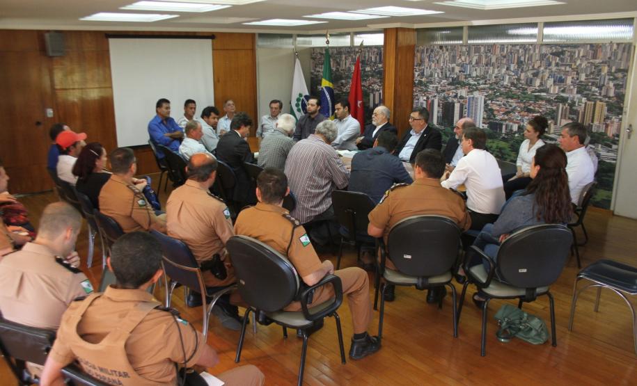 Reunião entre Governo do Estado através da Secretaria Especial para Assuntos Fundiários, Secretaria do Meio Ambiente, Instituto Nacional de Colonização e Reforma Agrária (Incra), Prefeitura de Londrina, Sociedade Rural do Paraná e representantes do MST sobre a ocupação da Fazenda Figueira. Londrina, 21/08/2015.Foto: Vivian Honorato/Prefeitura de Londrina