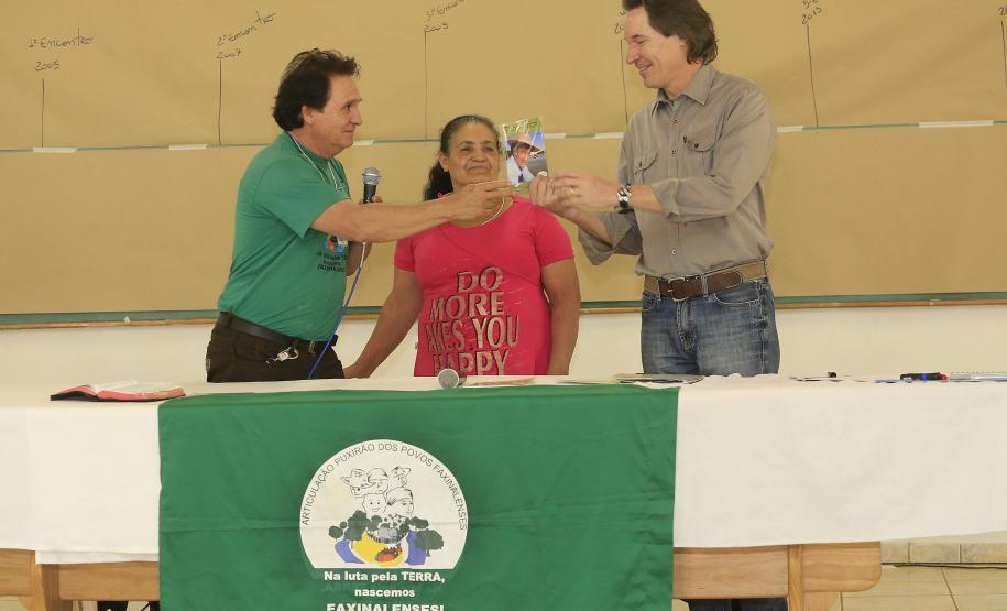 O secretário do Meio Ambiênte e Recursos Hídricos, Ricardo Soavinski, esteve reunido com Faxinalenses de Guarapuava e região. N/F: Hamilton Ribeiro, coordenador do encontroe presidente do Conselho de Povos tradicionais e Iracema dos Santos, representante do Faxinal Bom Retiro, em Pinhão.Guarapuava, 22-08-15.Foto: Arnaldo Alves / ANPr.