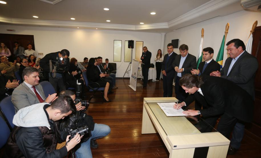 Governador Beto Richa assina convênio entre o Governo do Estado através do Instituto Ambiental do Paraná (IAP) e a Prefeitura de Araucária visando à criação de um parque municipal e realocação de pessoas instaladas em áreas de risco.Araucária, 02/08/2015.Foto: Orlando Kissner/ANPr